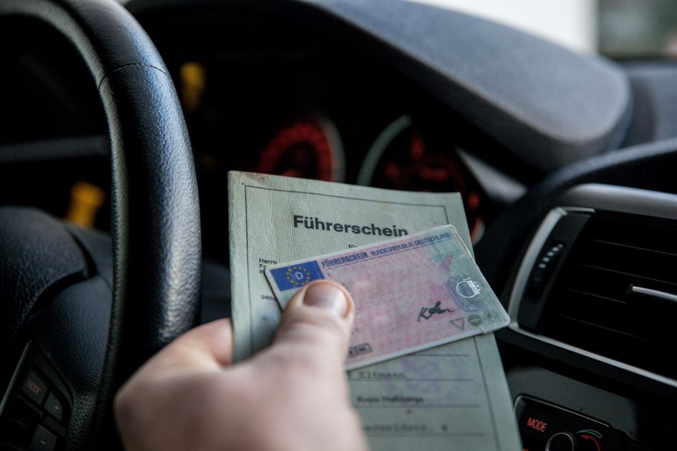 Der EU-Führerschein soll in Zukunft digital werden und muss nach 15 Jahren ausgetauscht werden.
