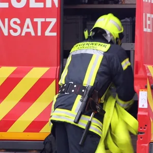 In Kiel musste wegen eines Kohlenmonoxid-Lecks ein Mehrfamilienhaus evakuiert werden. (Symbolbild)