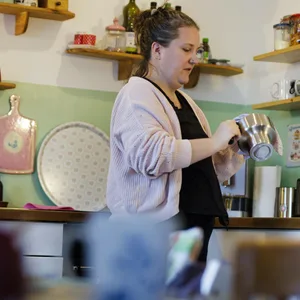 Eine Mieterin bereitet sich in ihrer Wohnung ein Getränk zu. In Hamburg sollen Sozialmieter in Zukunft ihr Einkommen offenlegen.