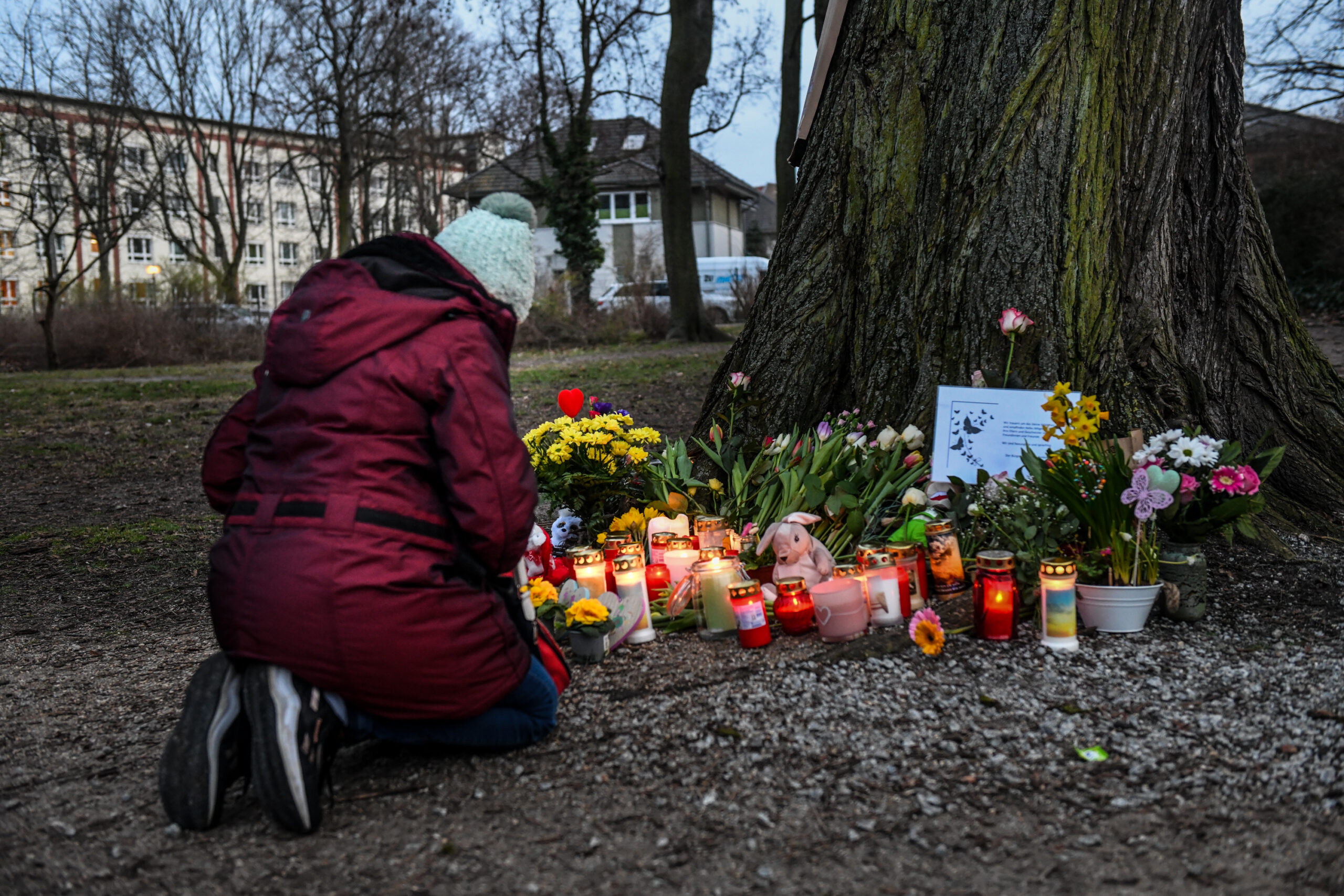 An der Fundstelle im Bürgerpark von Pankow stehen Kerzen und Blumen für die tote Anissa (5)