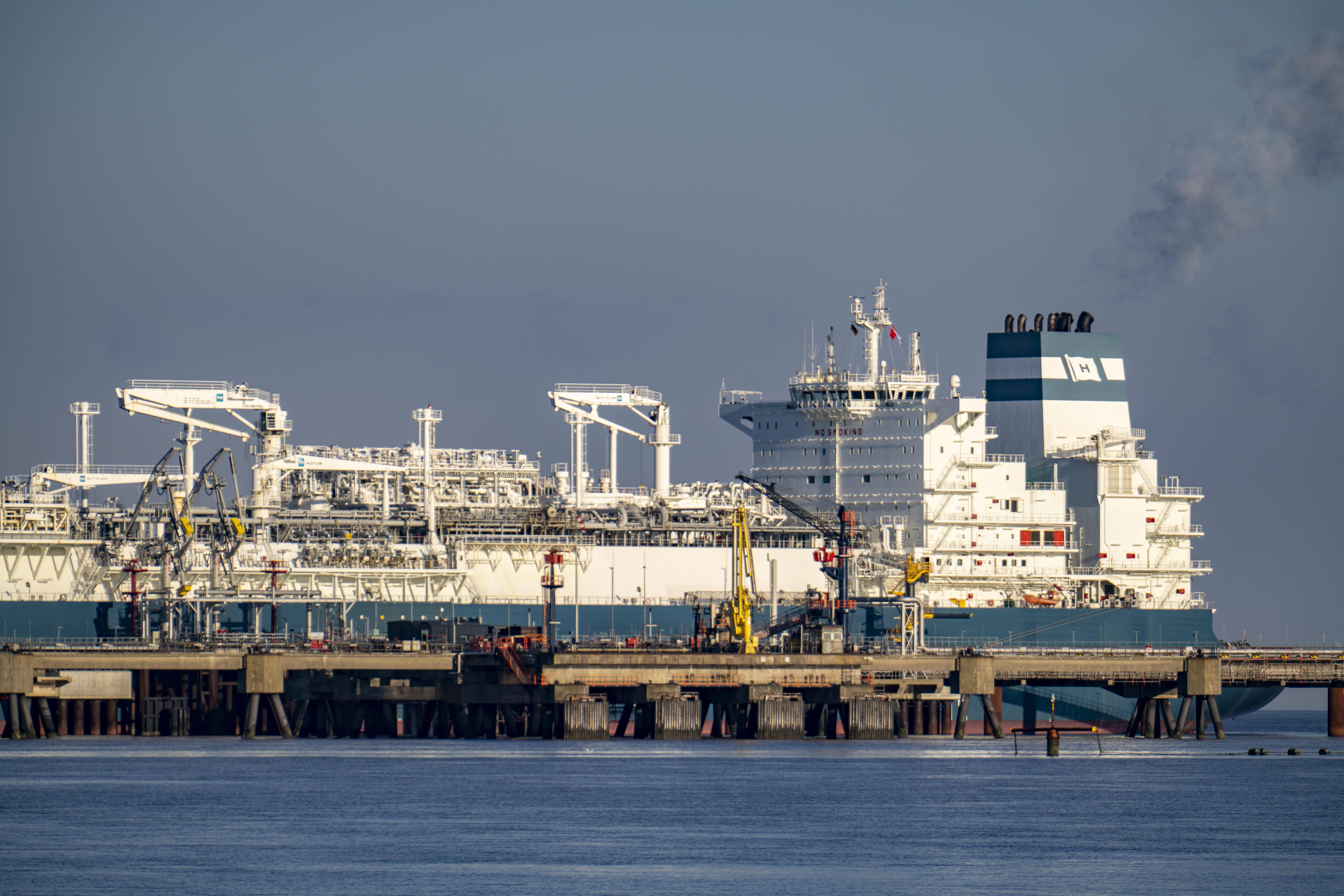 Die „Höegh Esperanza“ wandelt vor Wilhelmshaven LNG in Gas um – und leitet dabei Chlor ins Wasser ab. Eine potentielle Gefahr für das Ökosystem.