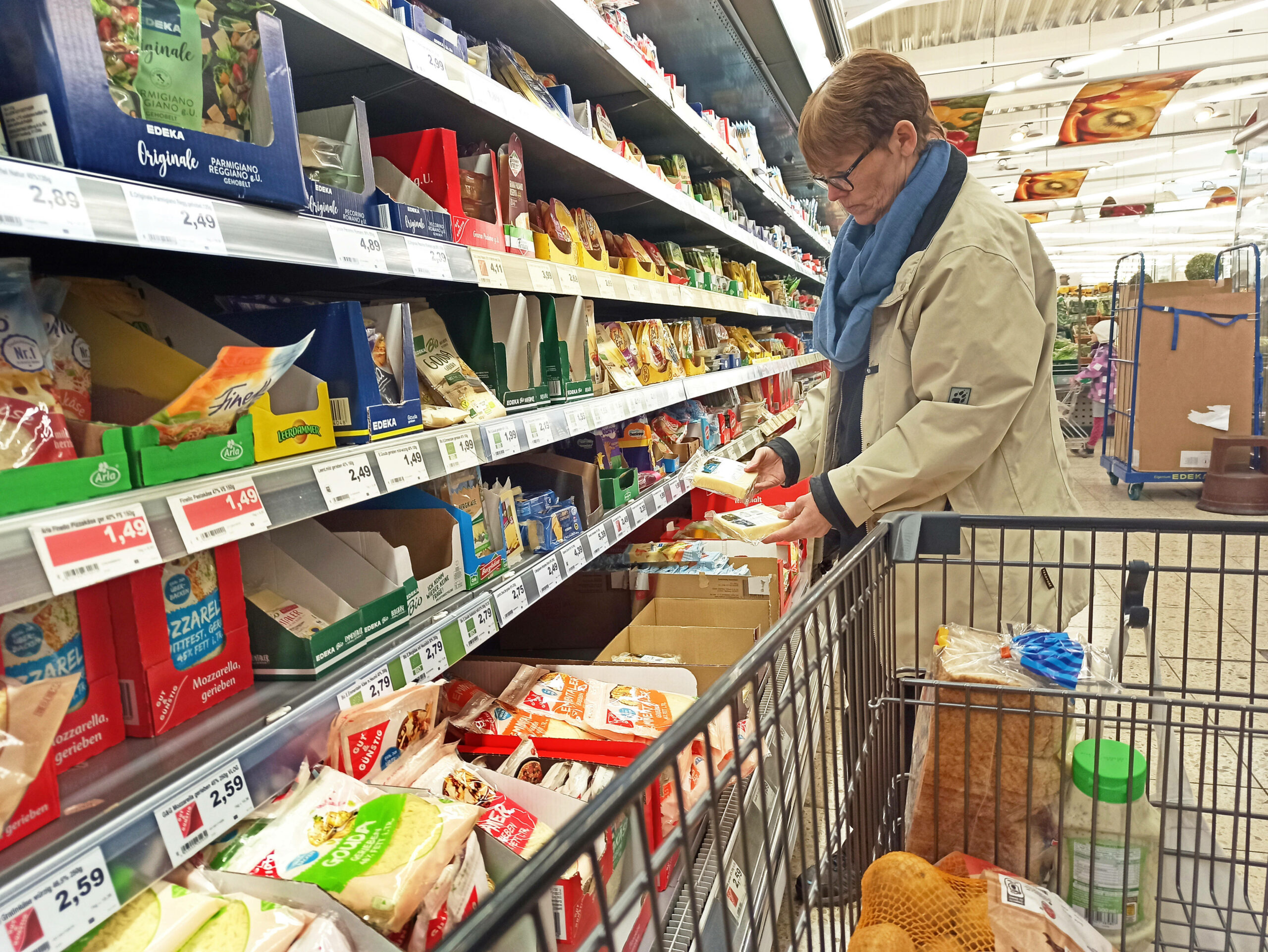 Frau kauft in Supermarkt ein