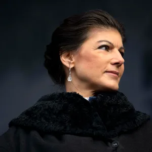 Sahra Wagenknecht in einem dunklen Mantel