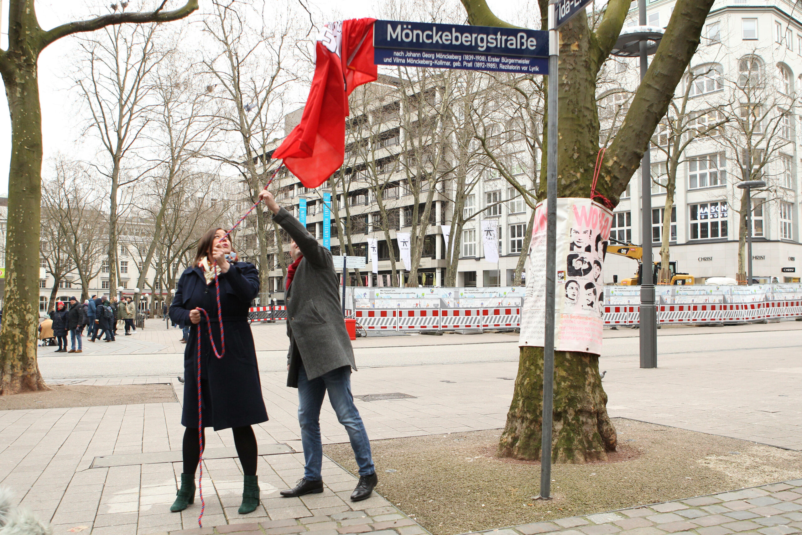 Gleichstellungssenatorin Katharina Fegebank (Grüne) und Bezirksamtsleiter Ralf Neubauer (SPD) enthüllten ein neues Straßenschild an der Mönckebergstraße. Es ist der Schwiegertochter von Johann Georg Mönckeberg, Vilma Mönckeberg-Kollma, gewidmet.