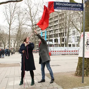 Gleichstellungssenatorin Katharina Fegebank (Grüne) und Bezirksamtsleiter Ralf Neubauer (SPD) enthüllten ein neues Straßenschild an der Mönckebergstraße. Es ist der Schwiegertochter von Johann Georg Mönckeberg, Vilma Mönckeberg-Kollma, gewidmet.