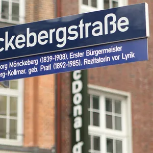 Blöd gelaufen: Auf dem neuen Ergänzungsschild für die Mönckebergstraße befindet sich ein Schreibfehler.