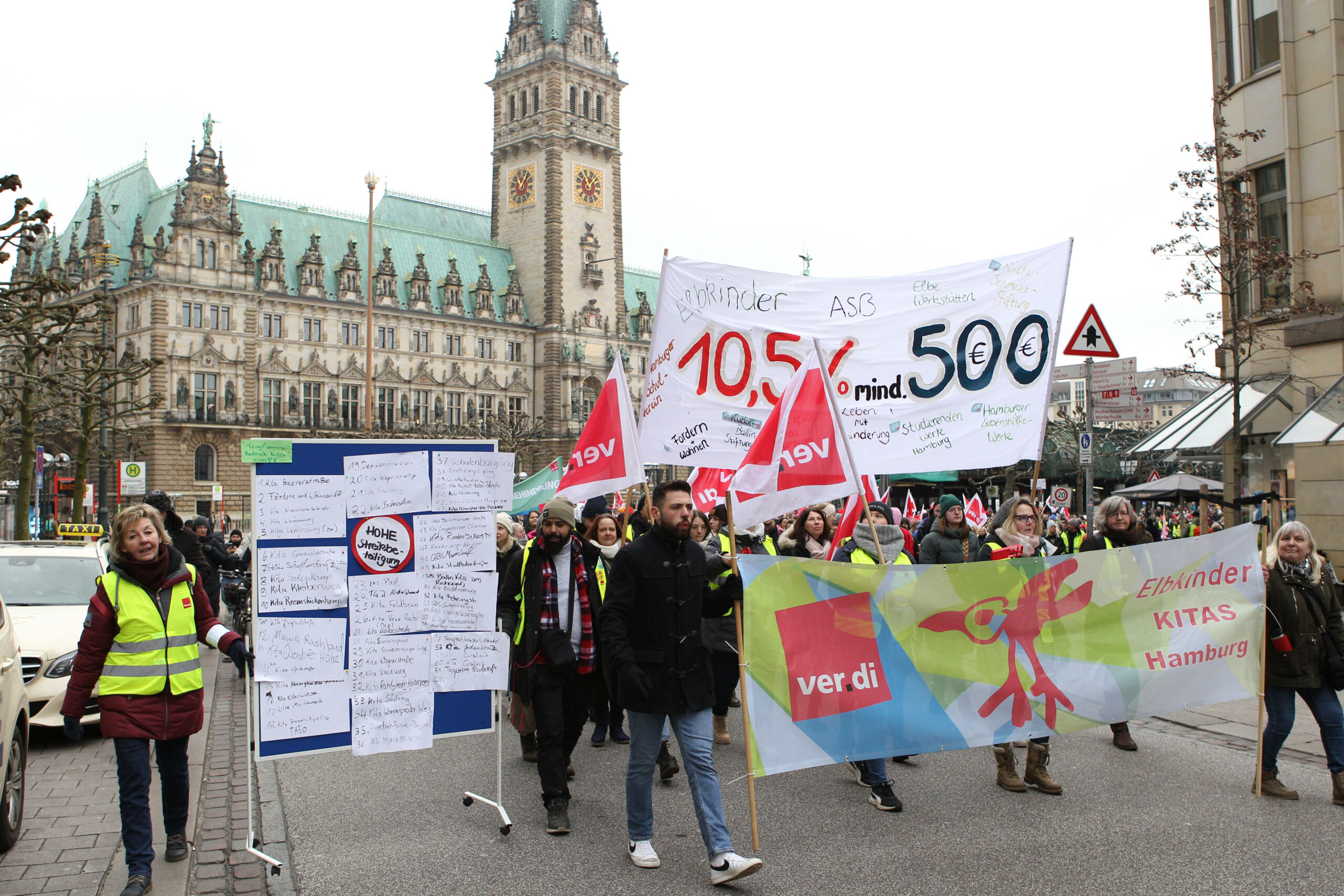 Beschäftigte des öffentlichen Dienstes demonstrierten am Montag erneut in der Hamburger Innenstadt. (Archivbild)