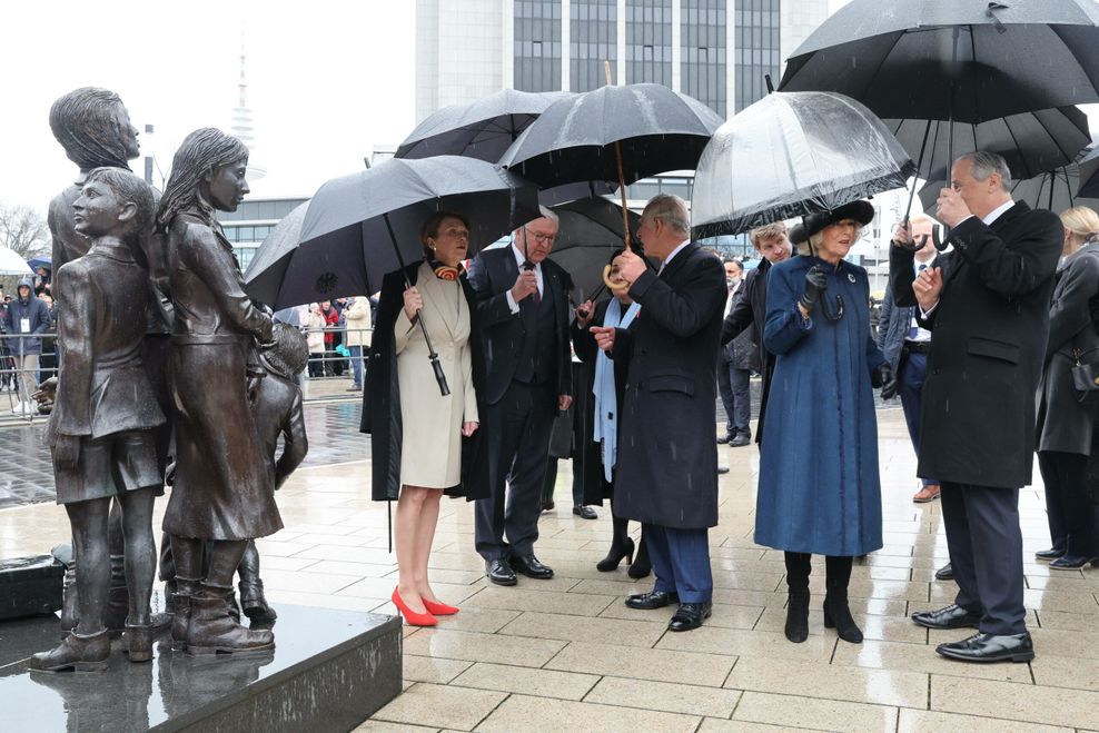 Charles beim Denkmal