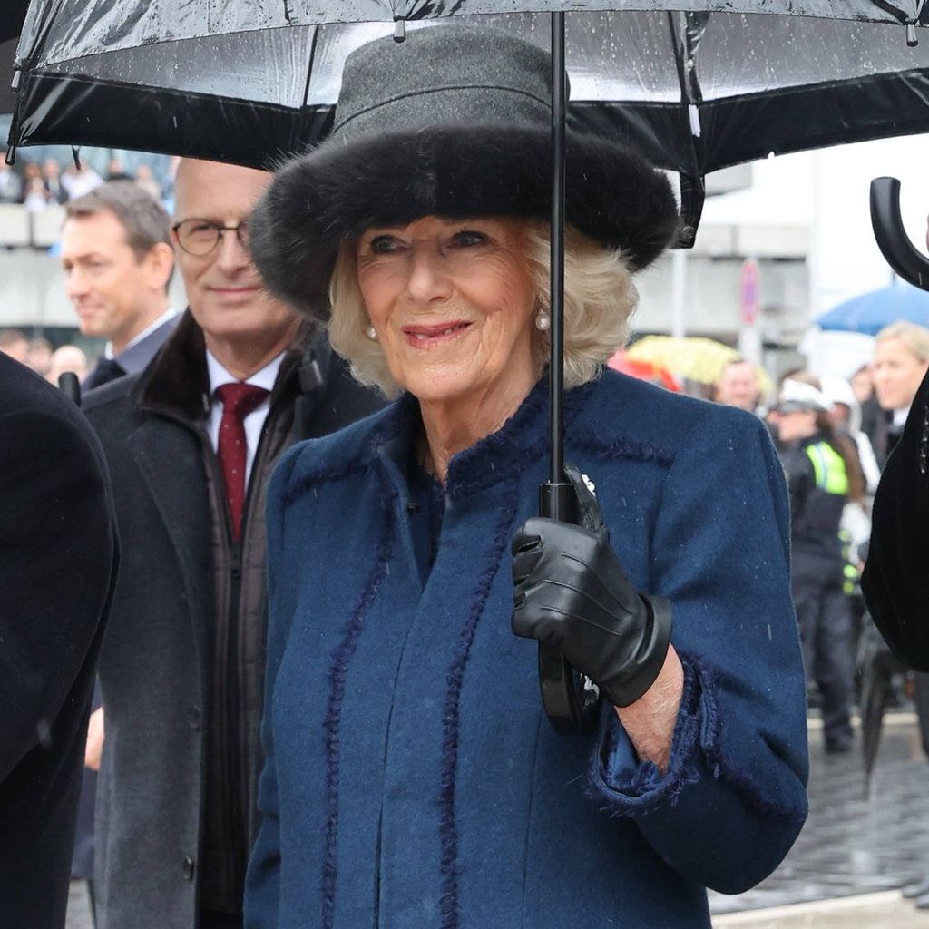 Camilla mit einem Regenschirm beim Bahnhof Dammtor