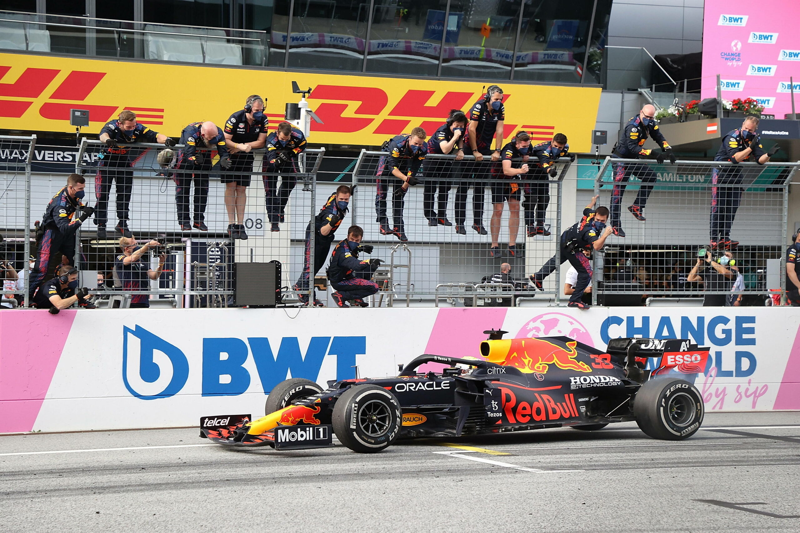Red-Bull-Pilot wird vom Zaun einer Box zugejubelt