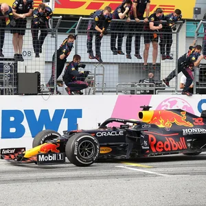 Red-Bull-Pilot wird vom Zaun einer Box zugejubelt