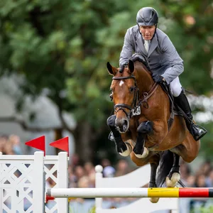 Ludger Beerbaum beim Sprung mit Pferd.