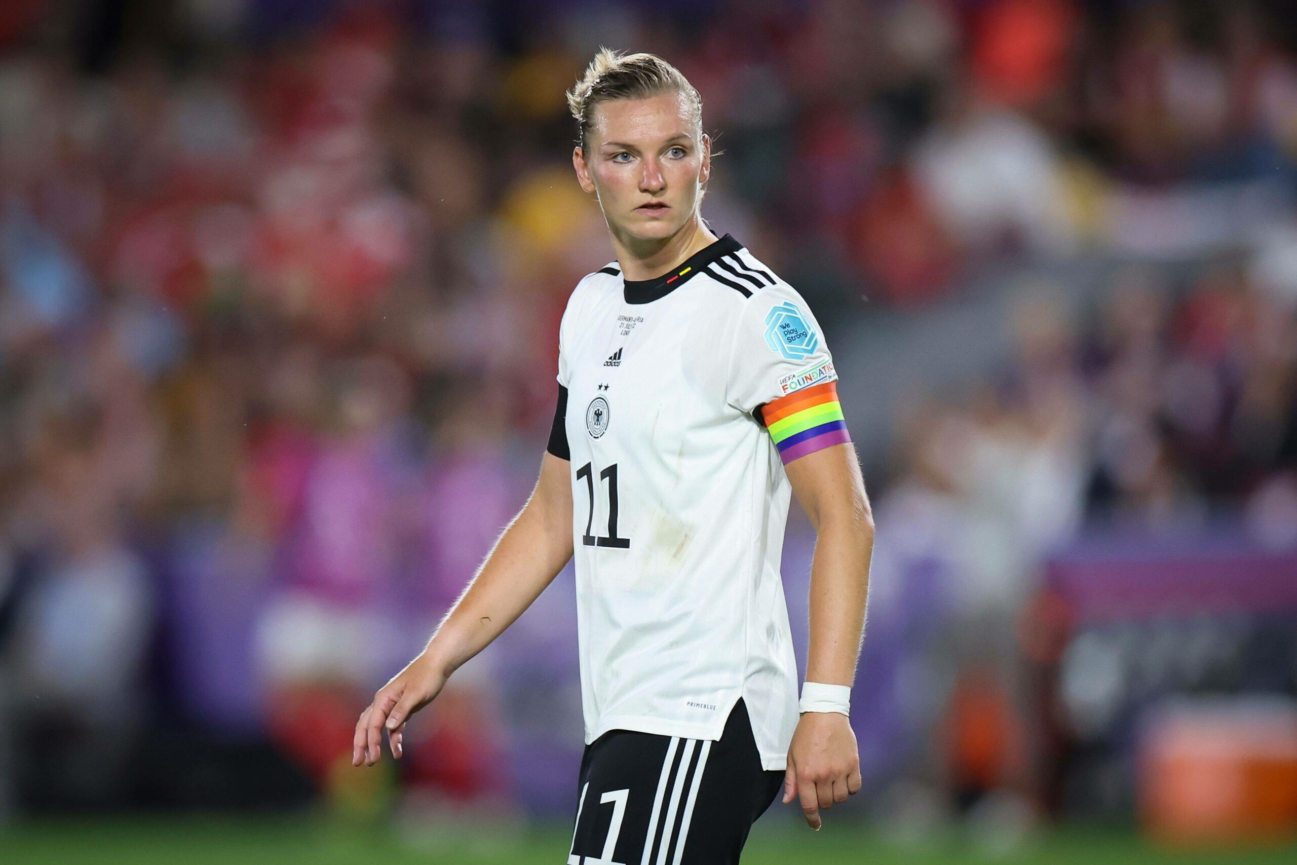 Alexandra Popp im Deutschland-Trikot mit Regenbogen-Binde