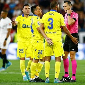 Spieler des FC Cadiz diskutieren mit dem Schiedsrichter (Symbolbild).