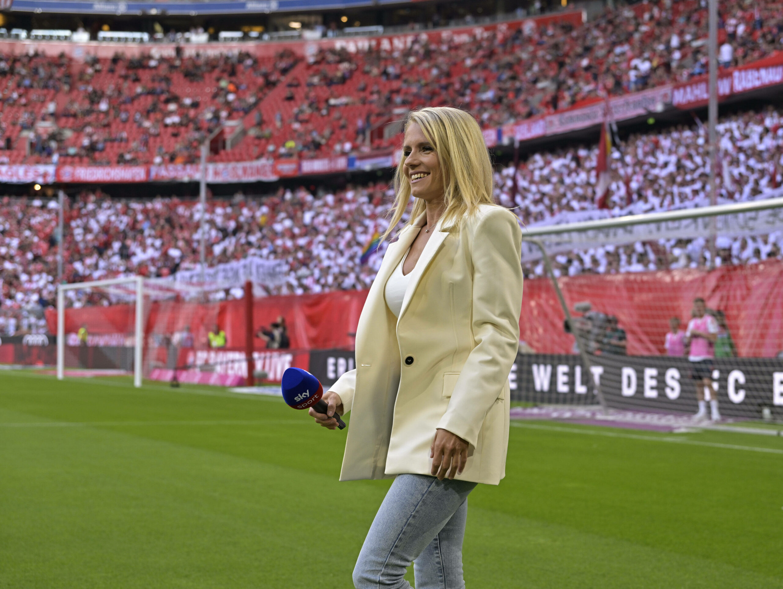 Expertin Julia Simic in der Allianz Arena