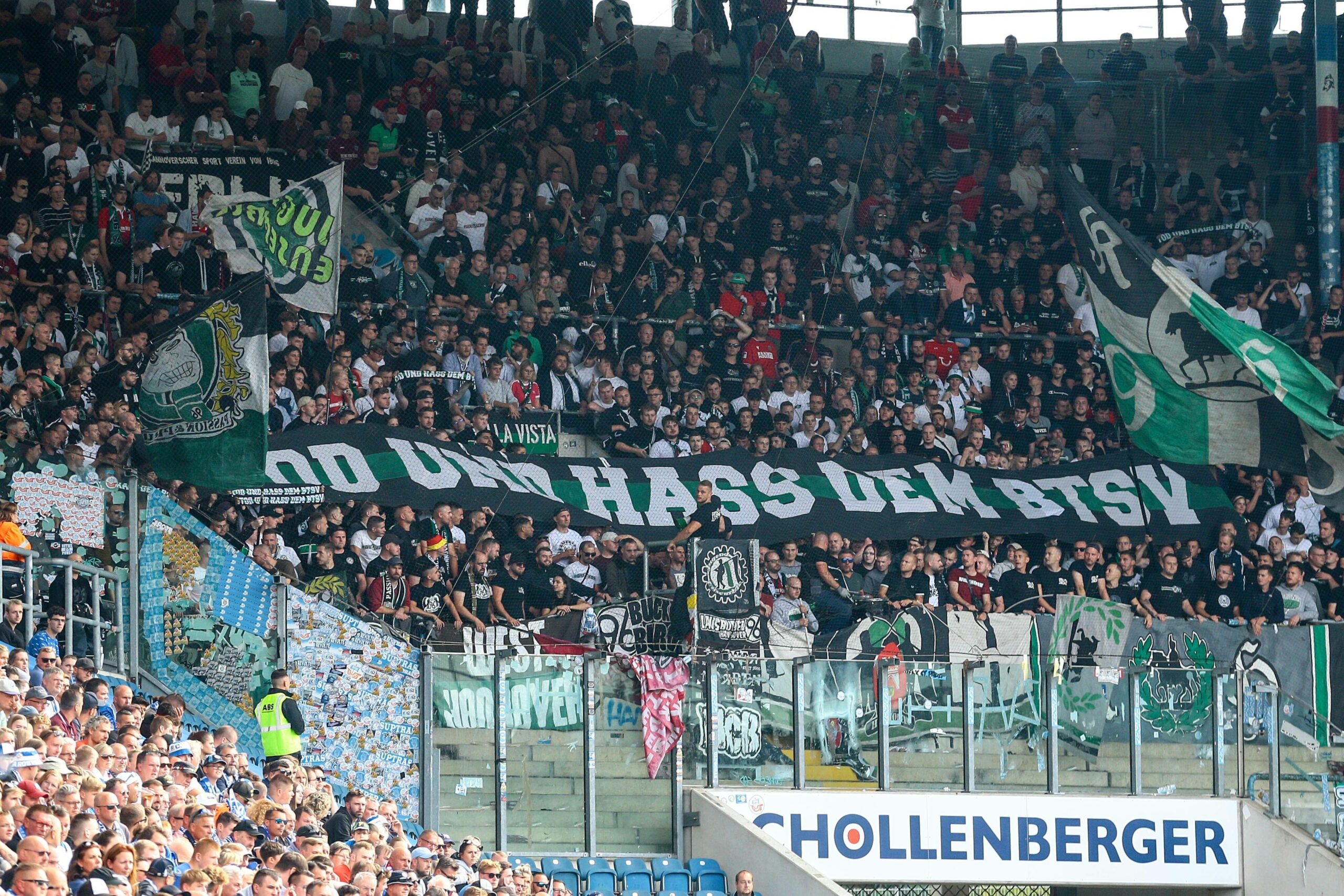 Fans von Hannover 96 tun ihren Hass gegen Eintracht Braunschweig kund.
