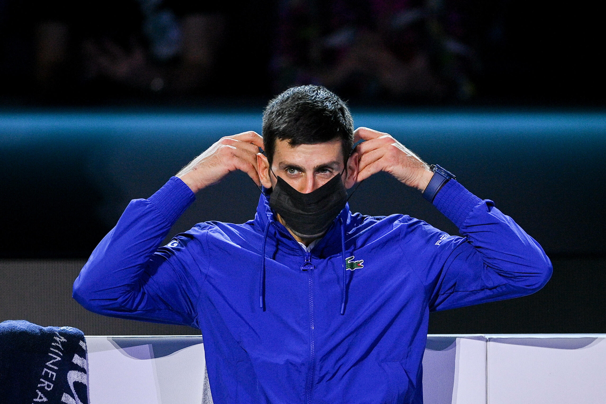 Novak Djokovic zieht die Maske auf