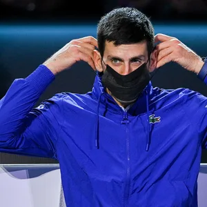 Novak Djokovic zieht die Maske auf