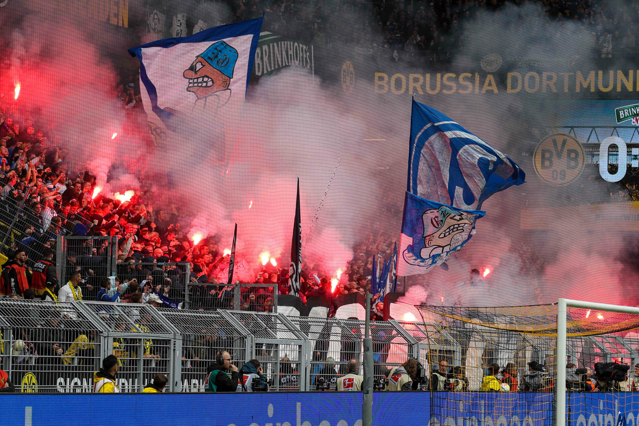 Schalke-Fans brennen Pyrotechnik ab.