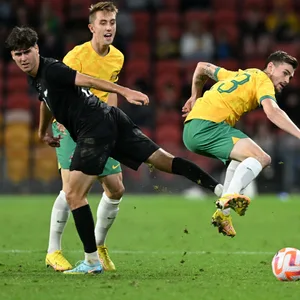 Connor Metcalfe im Zweikampf bei der australischen Nationalmannschaft