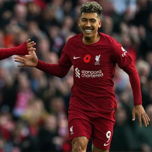 Roberto Firmino feiert mit Mo Salah.