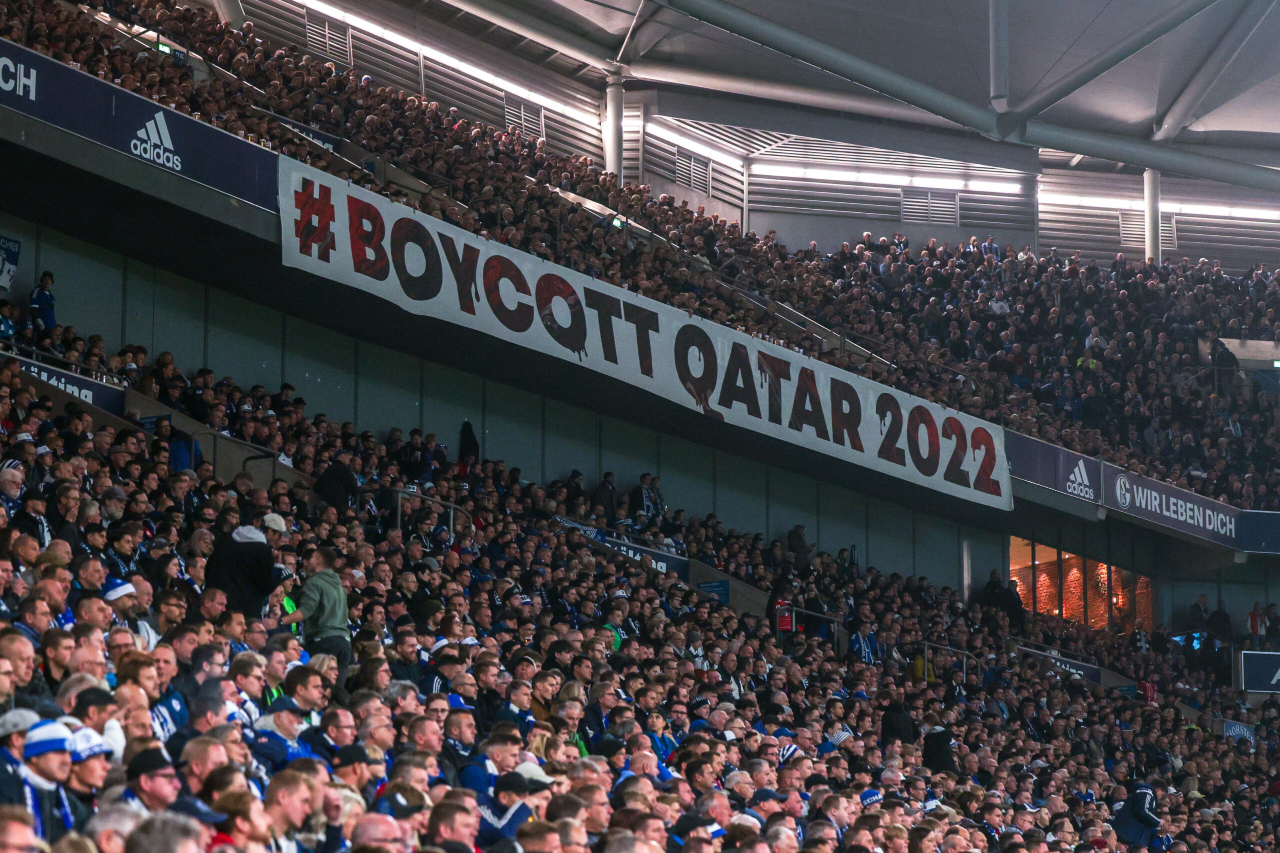 Fans mit „#Boycott Qatar 2022„-Banner