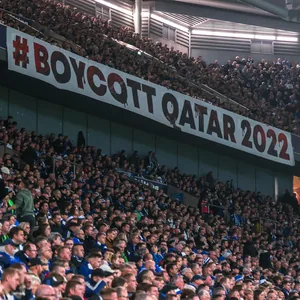 Fans mit „#Boycott Qatar 2022„-Banner