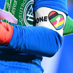 DFB-Kapitänsbinde „One Love“