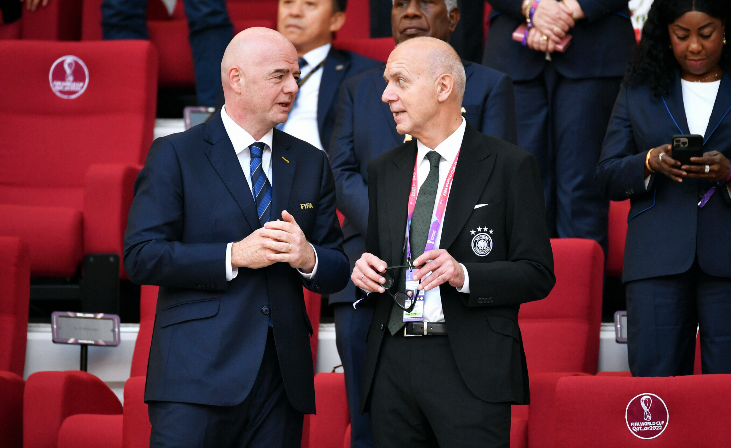 DFB-Präsident Bernd Neuendorf (rechts) im Gespräch mit FIFA-Chef Gianni Infantino (links)