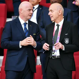 DFB-Präsident Bernd Neuendorf (rechts) im Gespräch mit FIFA-Chef Gianni Infantino (links)