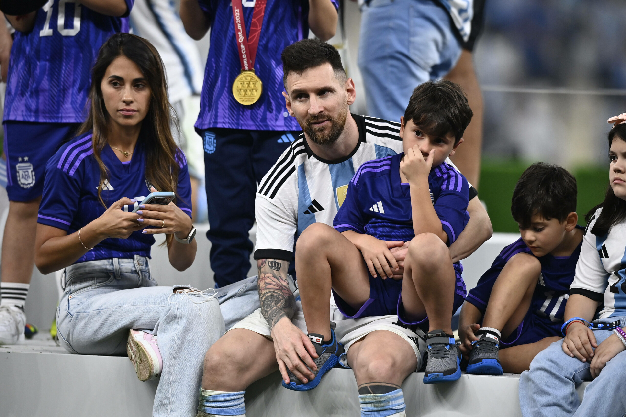 Lionel Messi (r.) und seine Ehefrau Antonella mussten am Donnerstag einen Schock verdauen.
