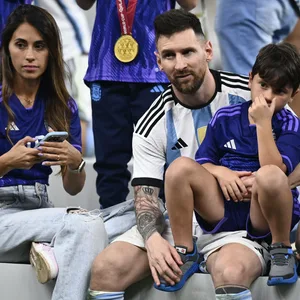 Lionel Messi (r.) und seine Ehefrau Antonella mussten am Donnerstag einen Schock verdauen.