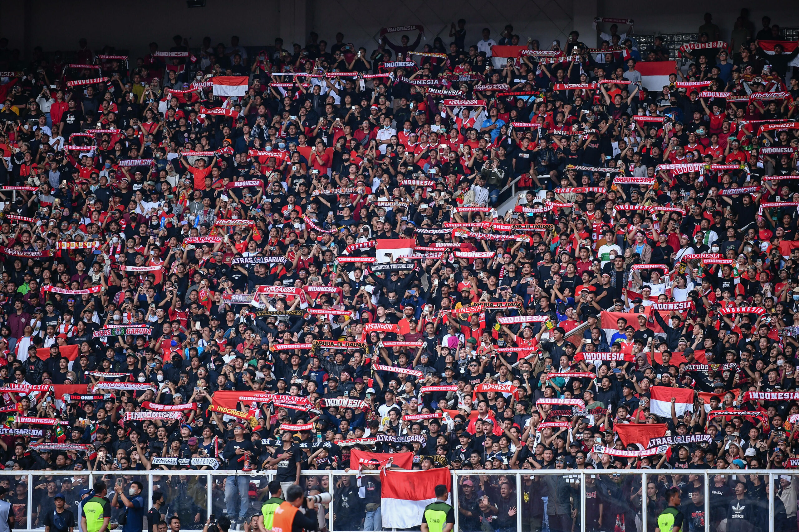 Fans im Fußballstadion in Indonesien