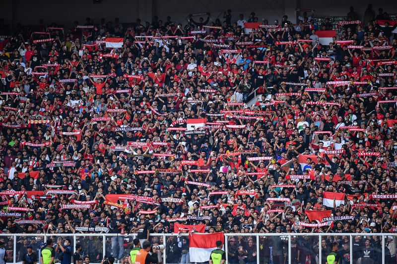 Fans di lapangan sepak bola di Indonesia