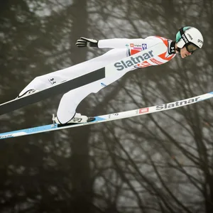 Peter Prevc im Flug beim Weltcup.