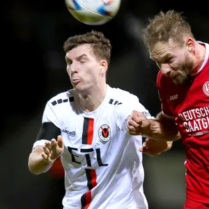 Robin Meißner im Kopfballduell mit dem Essener Felix Herzenbruch