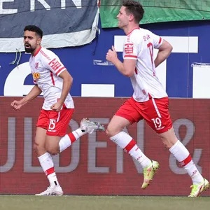 Sarpreet Singh (l.) und Andreas Albers bejubeln ein Regensburger Tor.