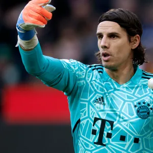Yann Sommer dirigiert die Mauer im Bayern-Tor