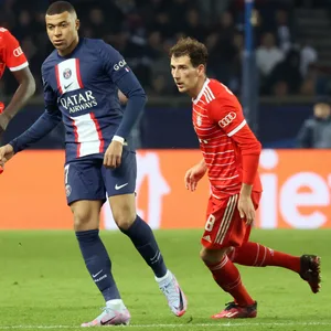 Kylian Mbappé und Leon Goretzka im Duell beim Achtelfinal-Hinspiel in Paris.