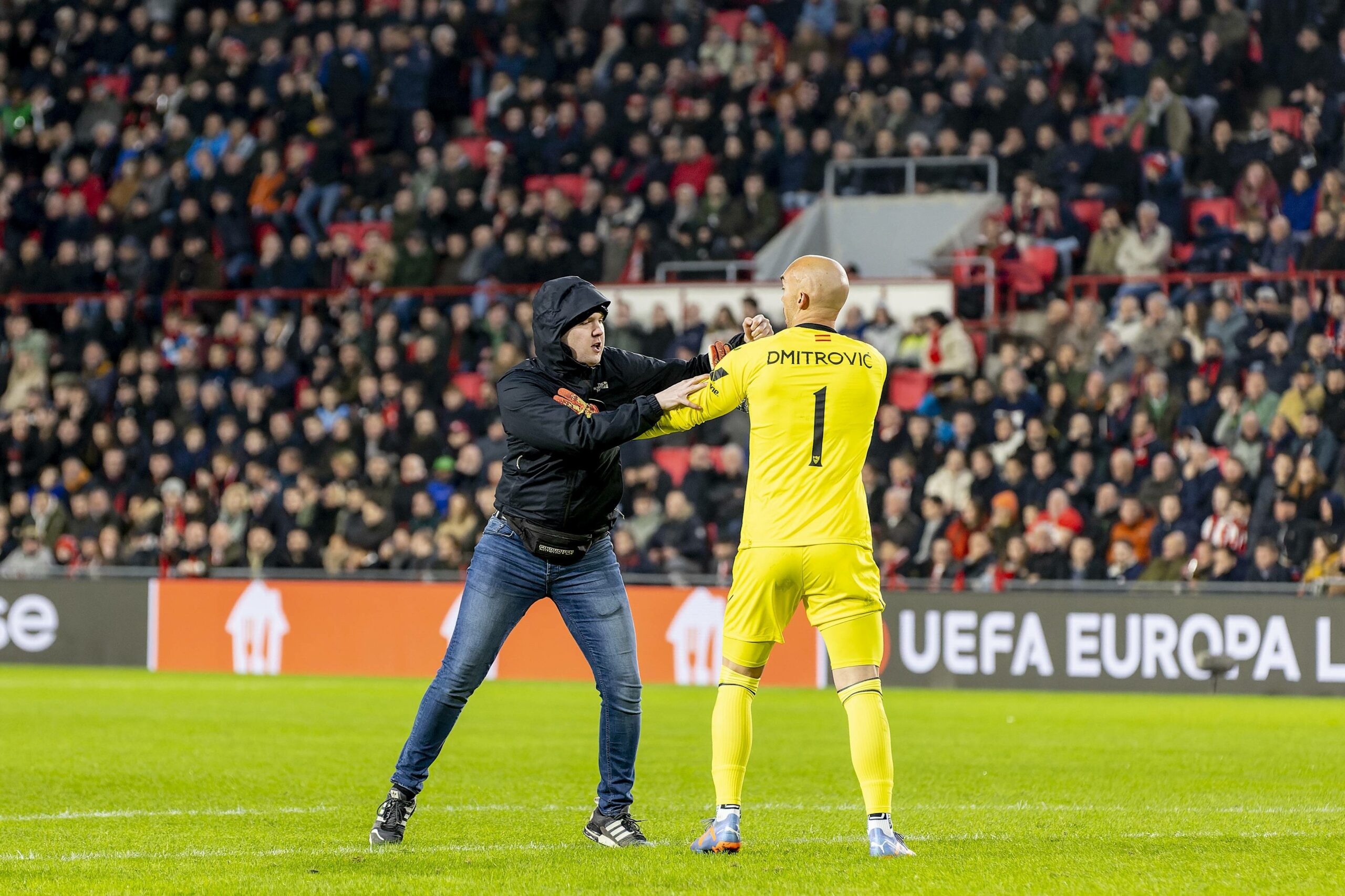 Sevilla-Torwart Marko Dmitrovic wurde beim Europapokal-Spiel in Eindhoven von einem Fan attackiert.