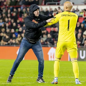 Sevilla-Torwart Marko Dmitrovic wurde beim Europapokal-Spiel in Eindhoven von einem Fan attackiert.