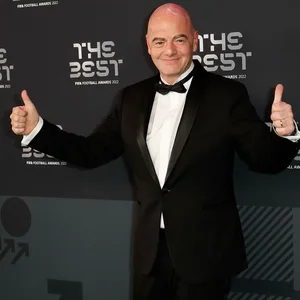 Gianni Infantino zeigt die Daumen nach oben