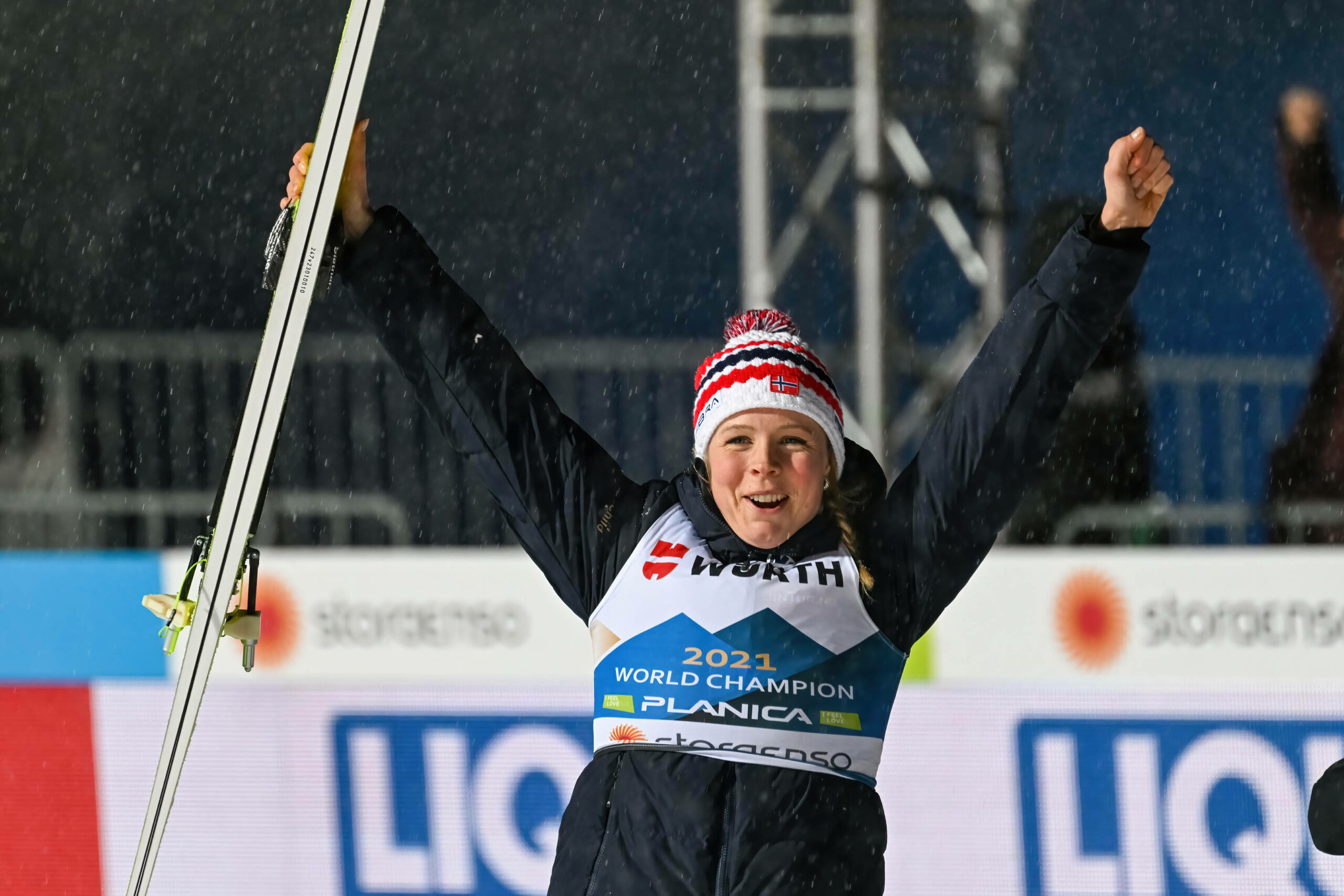 Maren Lundby jubelt über ihre Silbermedaille bei der WM