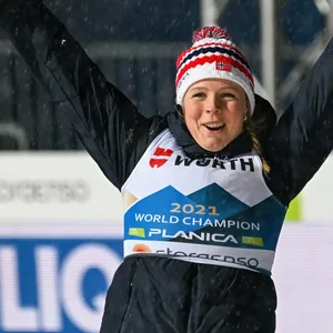 Maren Lundby jubelt über ihre Silbermedaille bei der WM