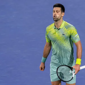 Novak Djokovic pustet auf dem Tennisplatz durch.