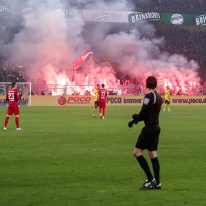 Auswärtsblock zündet Pyrotechnik im Signal-Iduna-Park