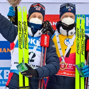 Die Bø-Brüder Tarjei (2) und Johannes Thingnes (1) mit Martin Ponsiluoma (3) auf dem Podium.