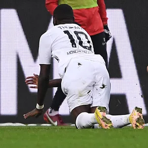 Marcus Thuram geht im Zweikampf mit Nicolas Höfler zu Boden.