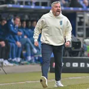 Thomas Reis schreit sein Team nach vorn.