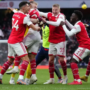 Grenzenloser Jubel: Die Arsenal-Profis bejubeln ihr 3:2 gegen Bournemouth